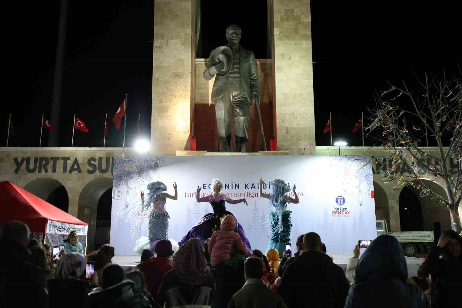 didim-cumhuriyet-kent-meydaninda-yilbasi-coskusu-her-aksam-devam-ediyor-9Q3WdQ8w.jpg