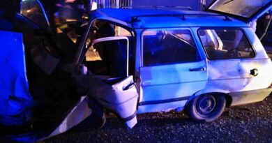 Direksiyon hakimiyeti kaybolan araç yoldan çıktı 4 yaralı