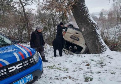 Domaniç’te gizli buzlanma kazaya sebep oldu, minibüs şarampole yuvarlandı Domaniç’te gizli buzlanma kazaya sebep oldu, minibüs şarampole yuvarlandı