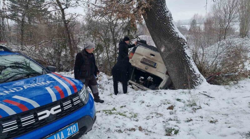 Domaniç’te gizli buzlanma kazaya sebep oldu, minibüs şarampole yuvarlandı Domaniç’te gizli buzlanma kazaya sebep oldu, minibüs şarampole yuvarlandı