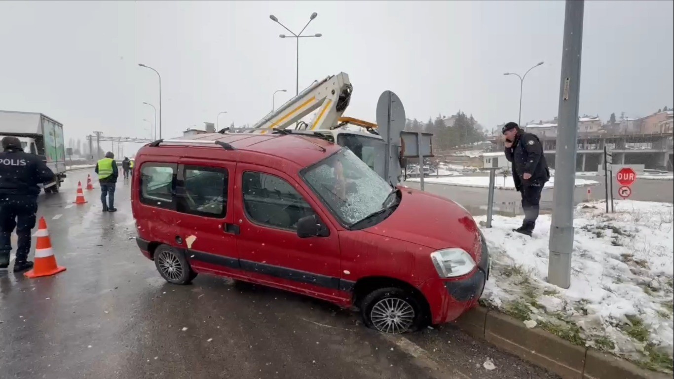 domanicte-trafik-kazasi-4-yarali-zSR64Zq2.jpg
