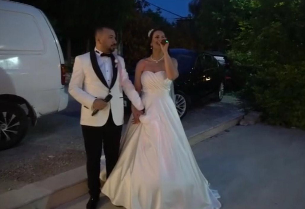 dugunlerinde-soyledikleri-sarki-baslarina-bela-oldu-KTVfxHZR.jpg