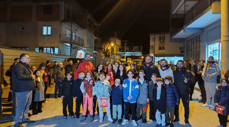 Dünya şampiyonu Zehra’yı mahalle sakinleri törenle karşıladı