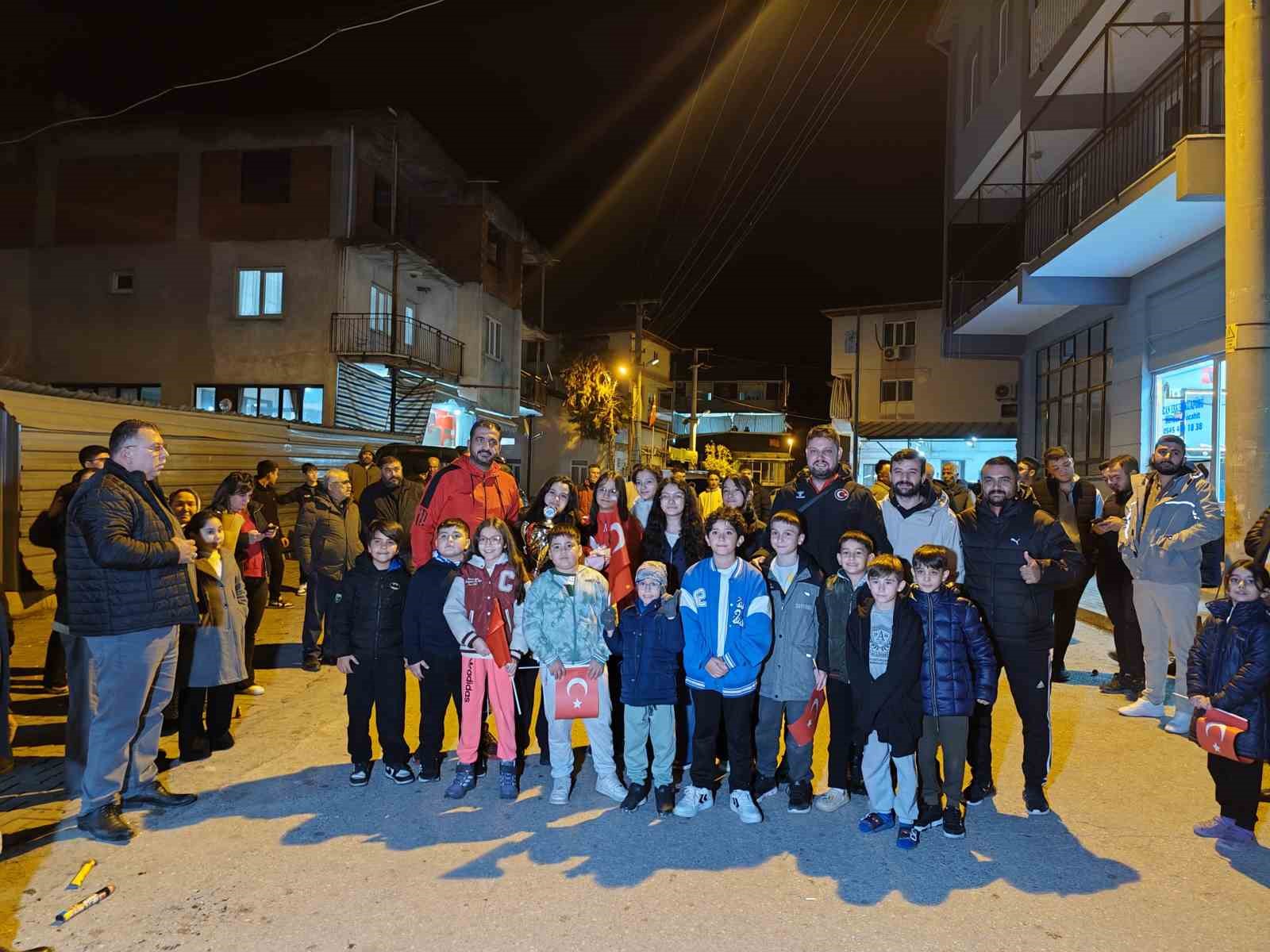 dunya-sampiyonu-zehrayi-mahalle-sakinleri-torenle-karsiladi-7BUwz3kE.jpg
