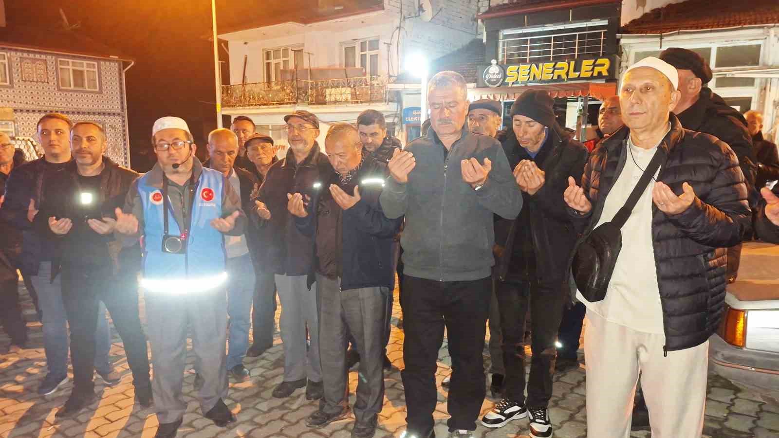 emet-ve-hisarciktan-33-kisilik-umre-kafilesi-dualarla-ugurlandi-S517LJ7H.jpg