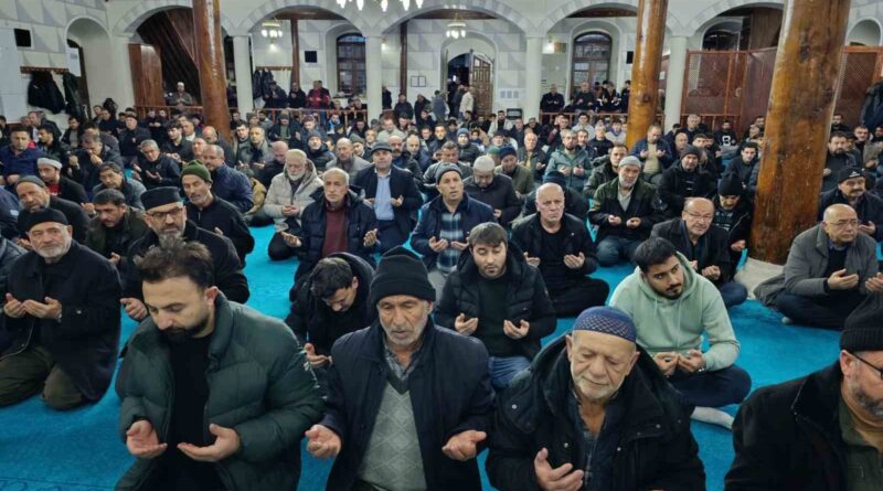 Emirdağ Çarşı Camii’nde ‘Regaip Kandili’ özel programı gerçekleştirildi
