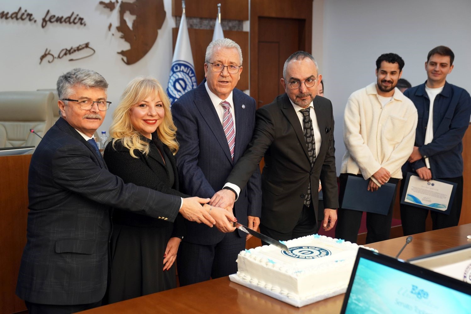 eu-senatosunda-gururlandiran-basari-pastayla-kutlandi-trWvYDVE.jpg