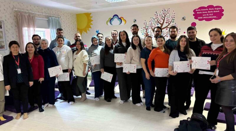 Gebe Okulu’nu tamamlayan anne adaylarına katılım belgesi