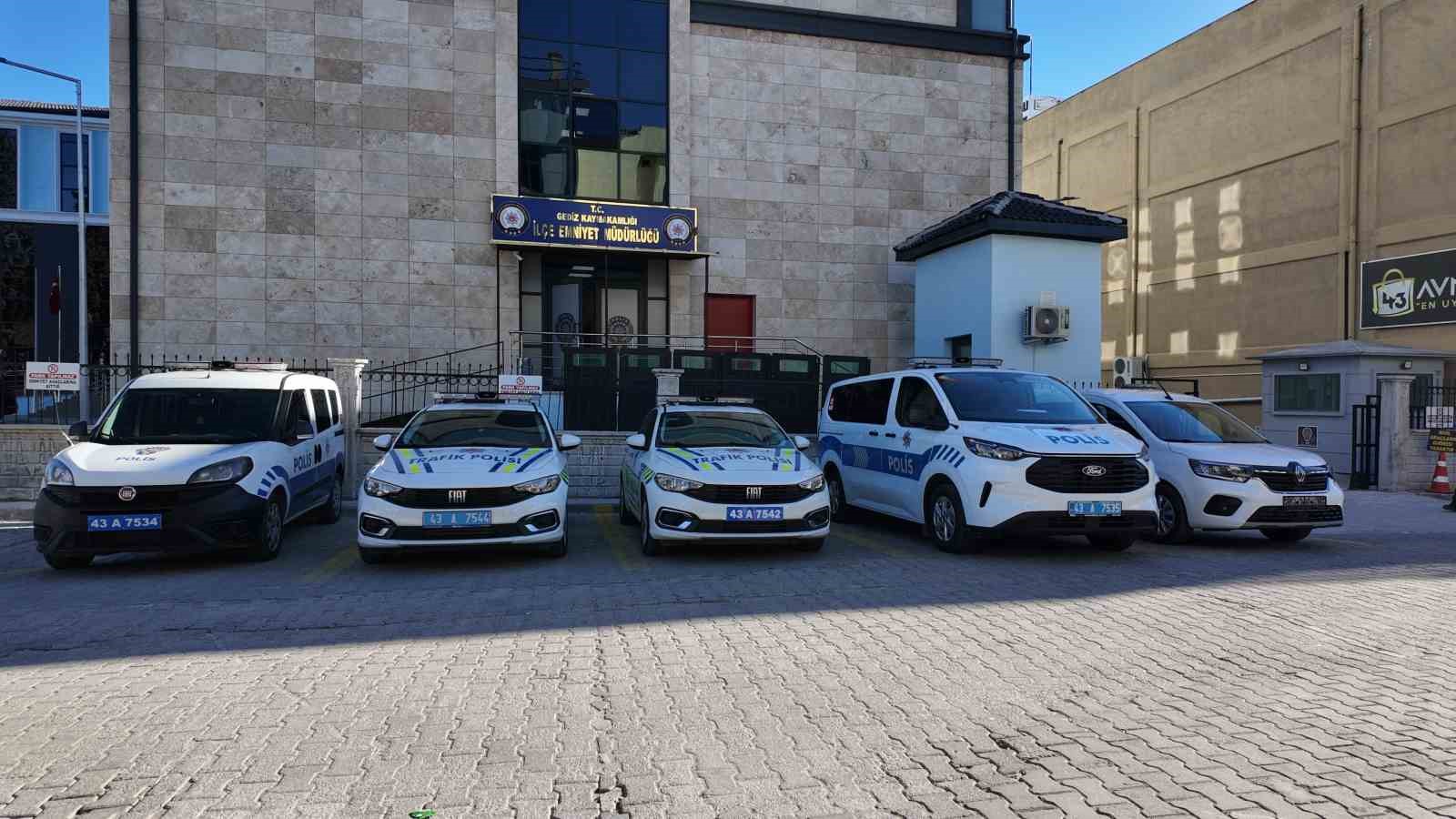 gediz-emniyetinde-4-yeni-arac-hizmete-alindi-sfW1RNxJ.jpg