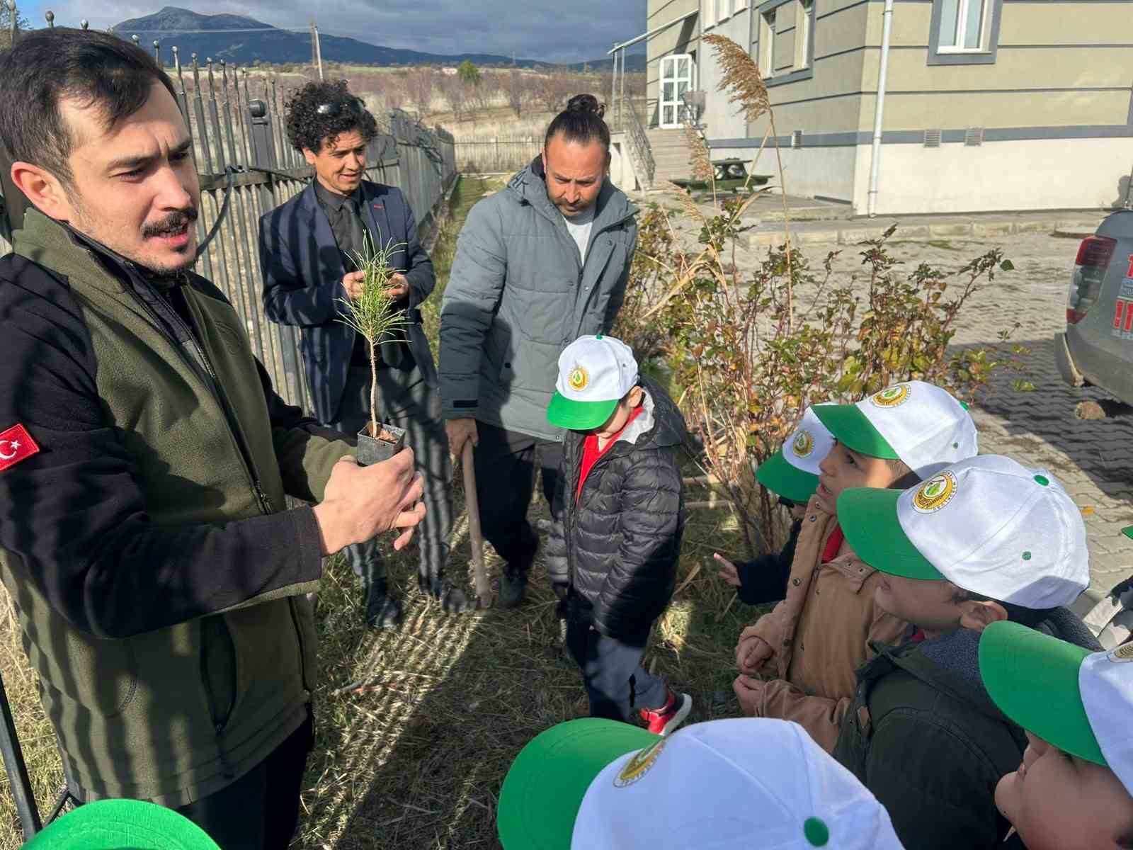gedizde-minik-ogrenciler-kizilcam-fidanlarini-toprakla-bulusturdu-8VWR8WUM.jpg