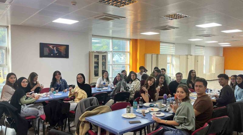 Gençler sanatta buluştu, seramik biblolar renklendi