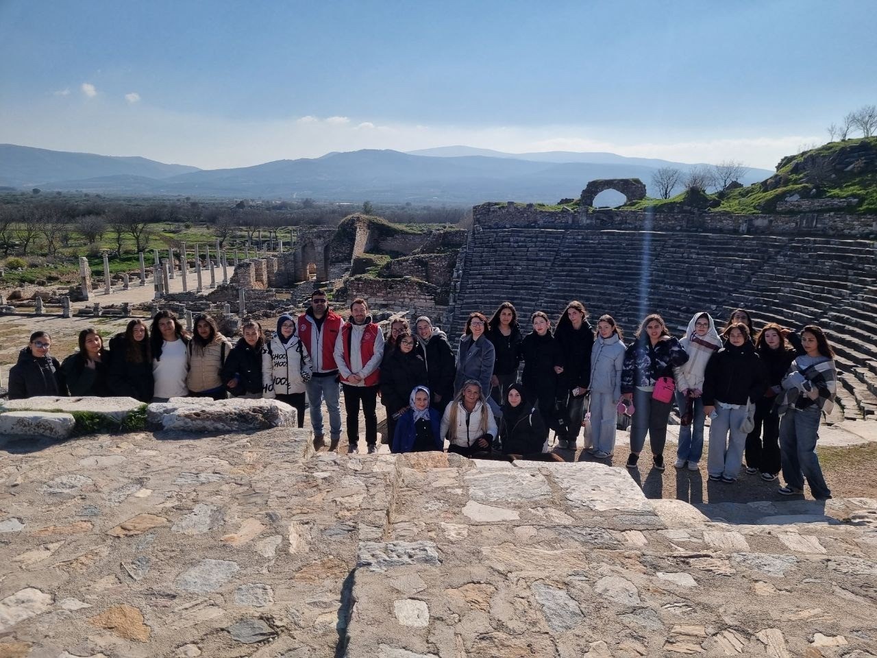 gencler-tarih-dolu-bir-gun-gecirdi-9RBhk1nr.jpg