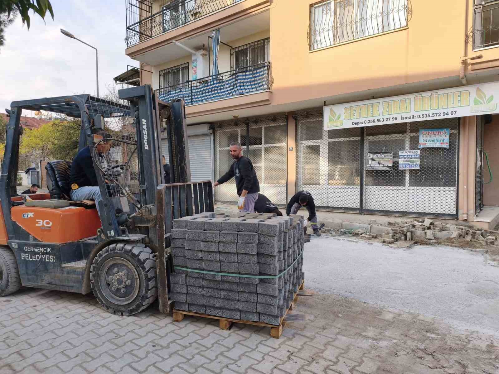 germencikte-belediye-ekiplerinin-calismalari-devam-ediyor-t4ETXNPD.jpg