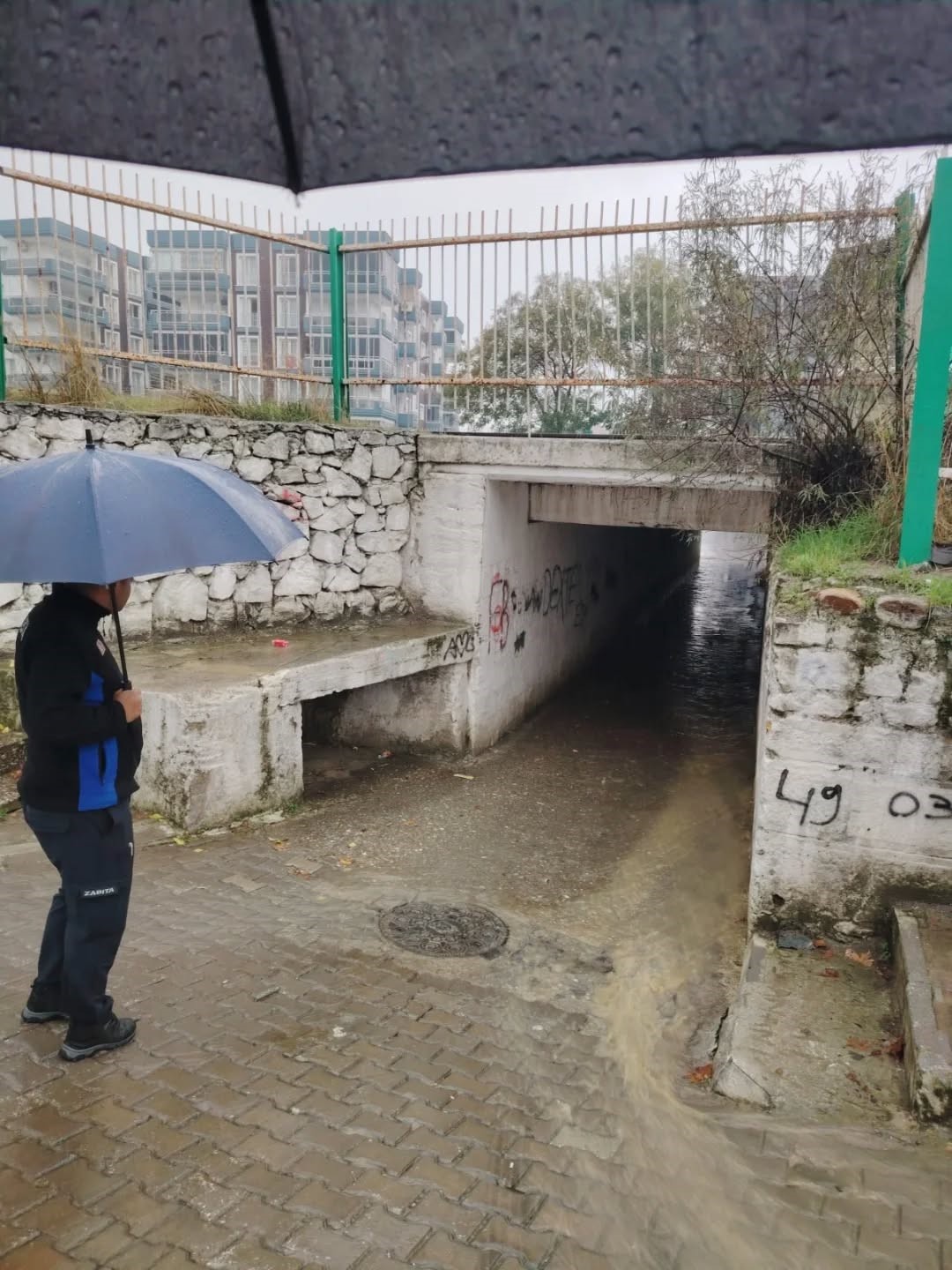 germencikte-okul-onlerinde-zabita-nobeti-suruyor-VPhSSCja.jpg