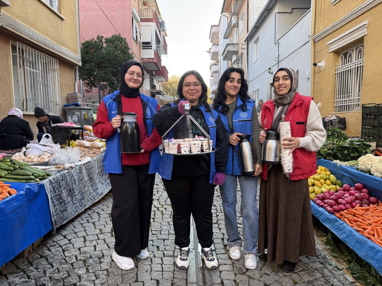 gonullu-genclerden-pazar-esnafina-sicak-ikram-NSd781Ui.jpg