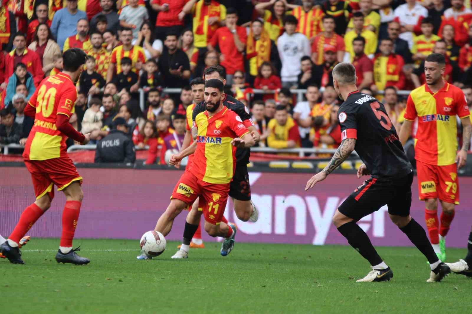 goztepenin-orta-sahasi-ahmed-ildiz-corum-fk-yolcusu-Kbc6Kjma.jpg