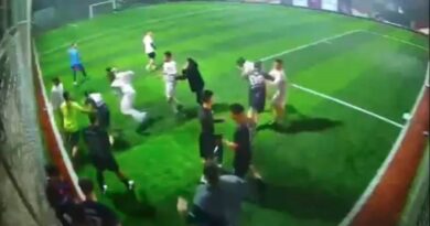 Halı sahada tekme-tokat kavga kameraya yansıdı