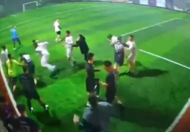 Halı sahada tekme-tokat kavga kameraya yansıdı