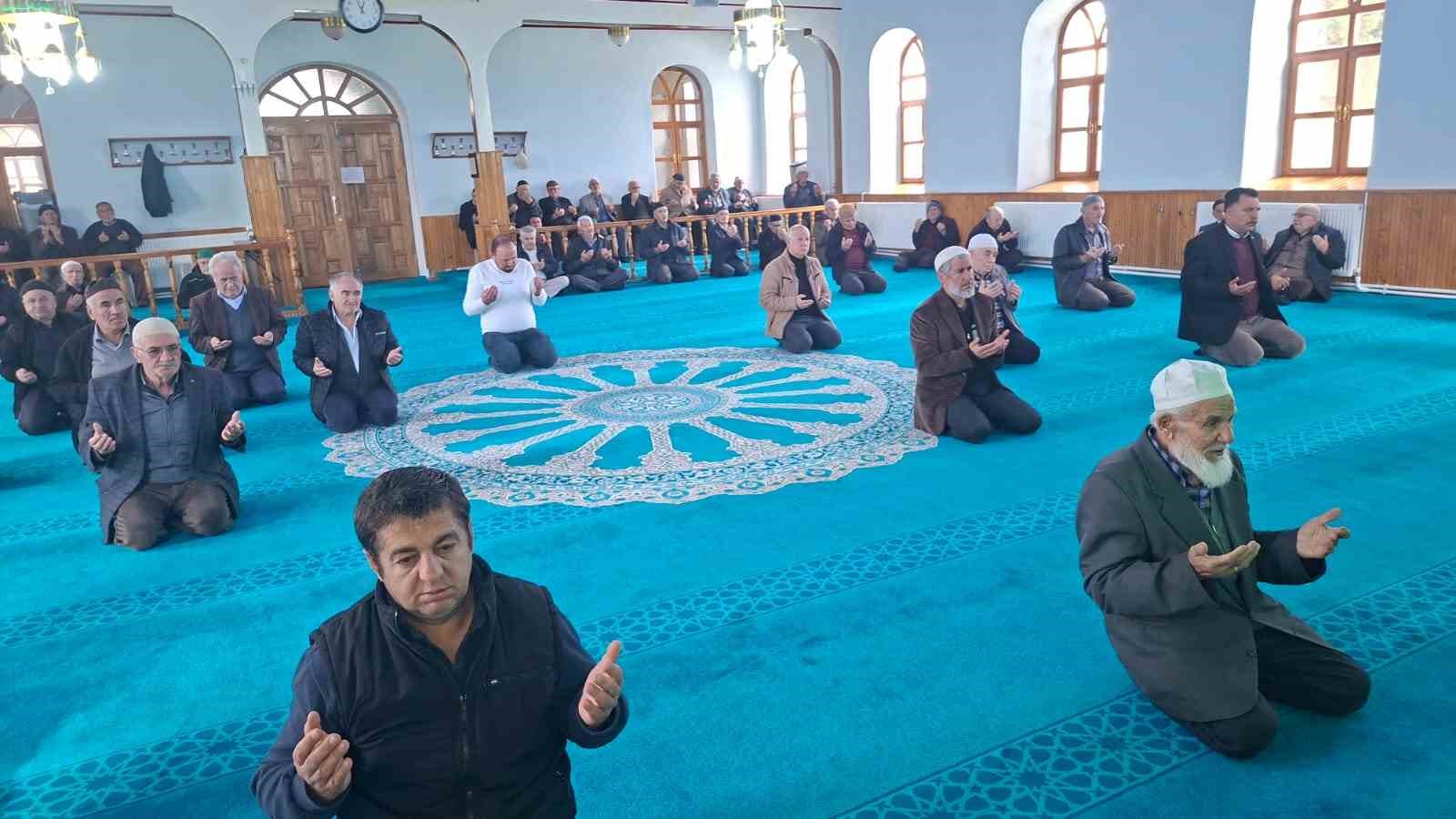 hayatini-kaybeden-madenciler-icin-emet-ve-hisarcikta-mevlid-i-serif-okundu-tWdgjxhy.jpg