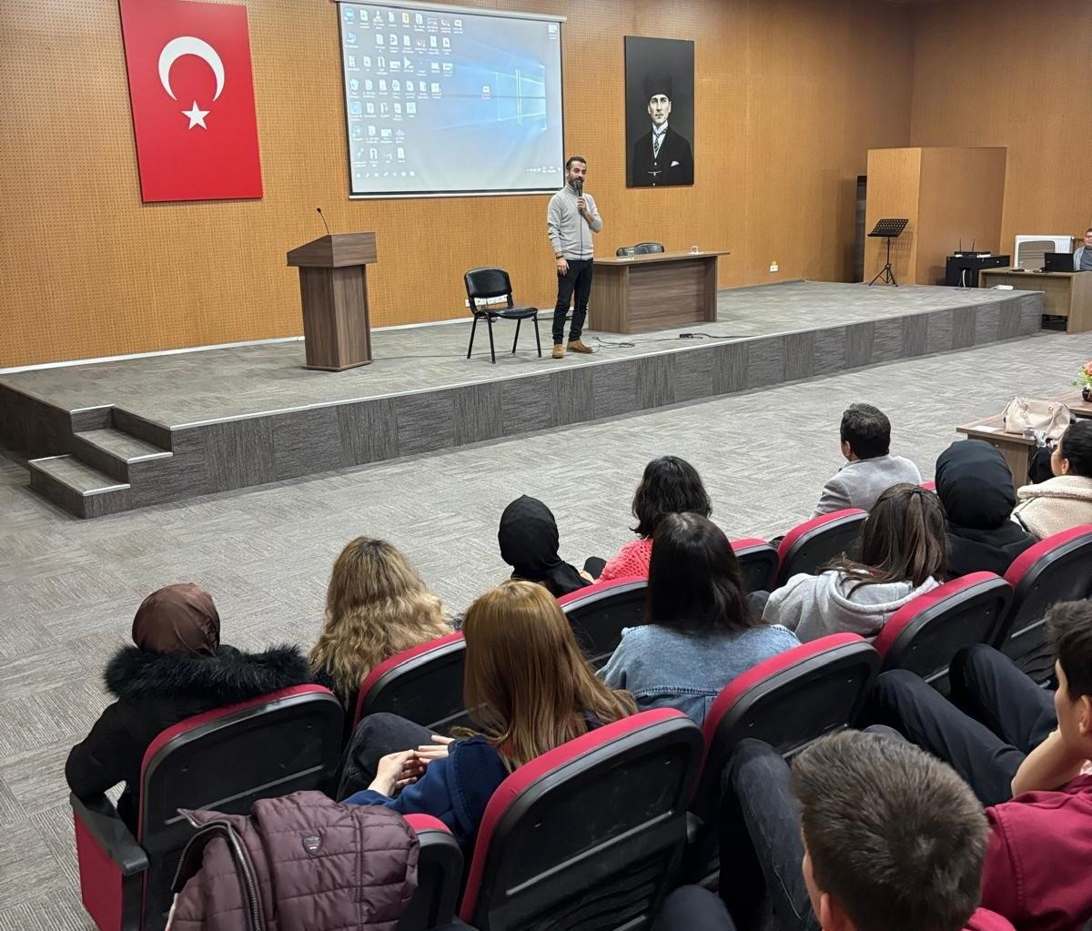 hisarcikta-ogrencilere-sosyal-medya-bagimliligi-konulu-konferans-fzCwGbF5.jpg