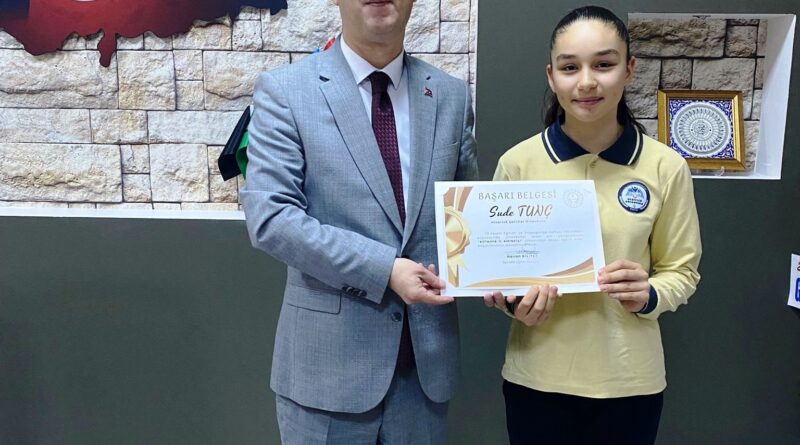 Hisarcık’ta şiir yarışmasında il birincisi olan öğrenci ödüllendirildi