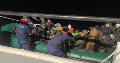 İzmir açıklarında 50 düzensiz göçmen yakalandı