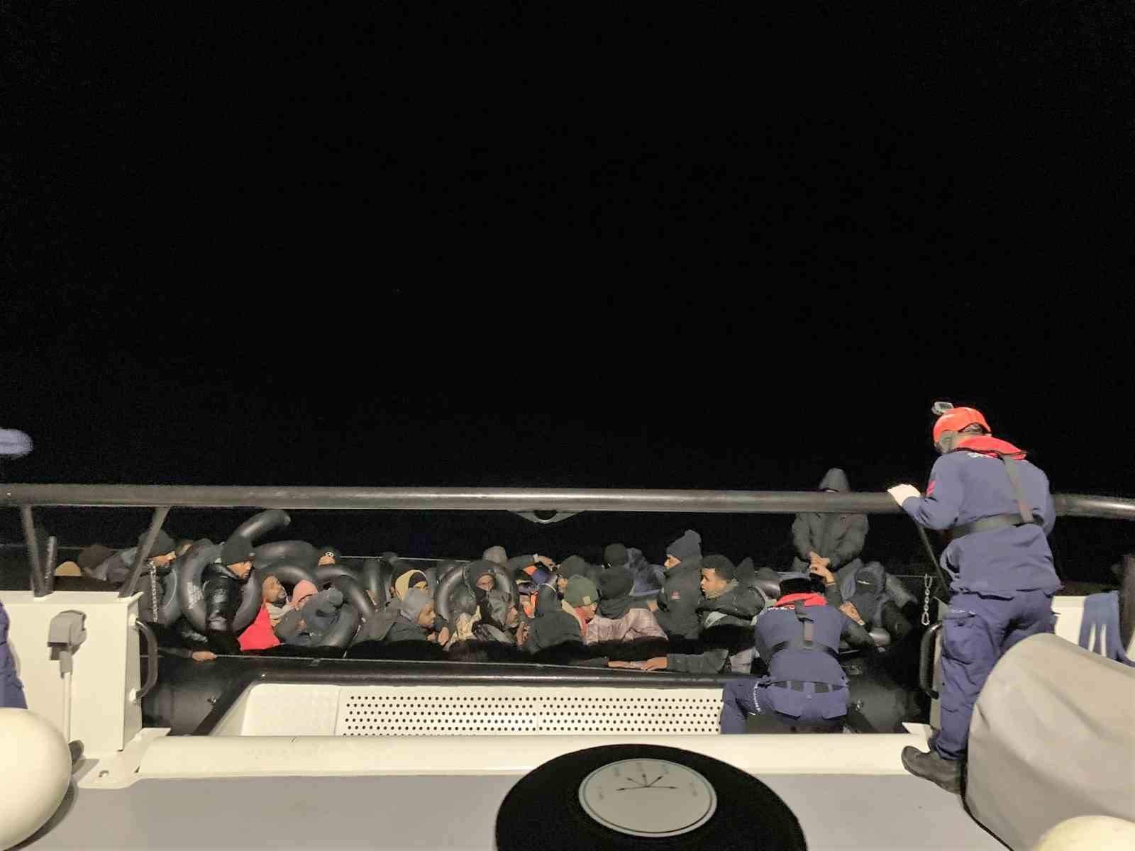 izmir-aciklarinda-gocmen-mesaisi-44-yakalama-18-kurtarma-1ZFRkdYr.jpg