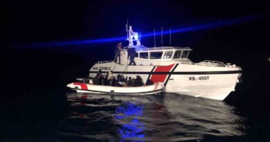 İzmir’de 24 saatte 99 göçmen, 3 kaçakçı yakalandı İzmir’de 24 saatte 99 göçmen, 3 kaçakçı yakalandı