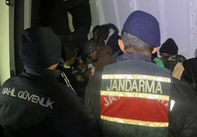 İzmir’de 27 düzensiz göçmen ve 4 göçmen kaçakçısı yakalandı İzmir’de 27 düzensiz göçmen ve 4 göçmen kaçakçısı yakalandı