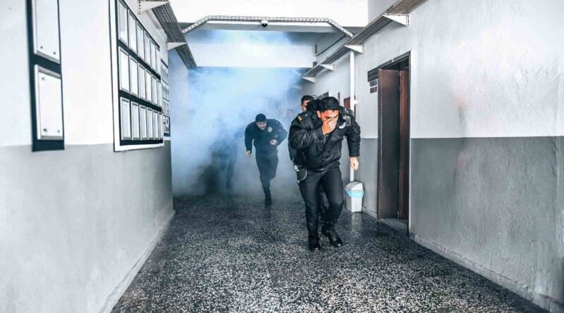 İzmir’de, itfaiyeden polis okulunda yangın tatbikatı İzmir’de, itfaiyeden polis okulunda yangın tatbikatı