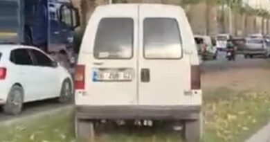 İzmir’de orta refüjü kullanan sürücüye ceza yağdı İzmir’de orta refüjü kullanan sürücüye ceza yağdı