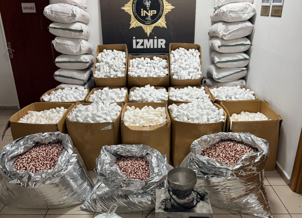 izmirde-rekor-duzeyde-uyusturucu-hap-operasyonu-23-milyon-adet-ele-gecirildi-wMy6S3P5.jpg