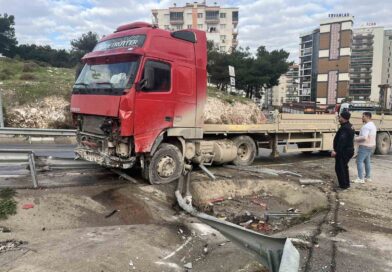 İzmir’de tır bariyerleri aşıp karşı şeride geçti