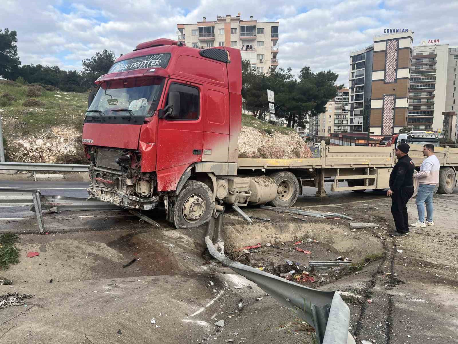 izmirde-tir-bariyerleri-asip-karsi-seride-gecti-izFdv2FU.jpg