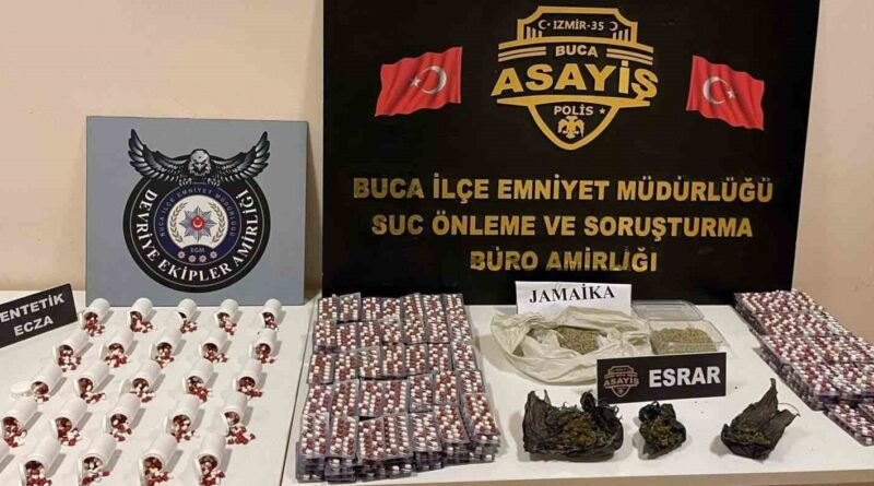 İzmir’de uyuşturucu satıcısına operasyon: 5 binden fazla hapla yakalandı İzmir’de uyuşturucu satıcısına operasyon: 5 binden fazla hapla yakalandı