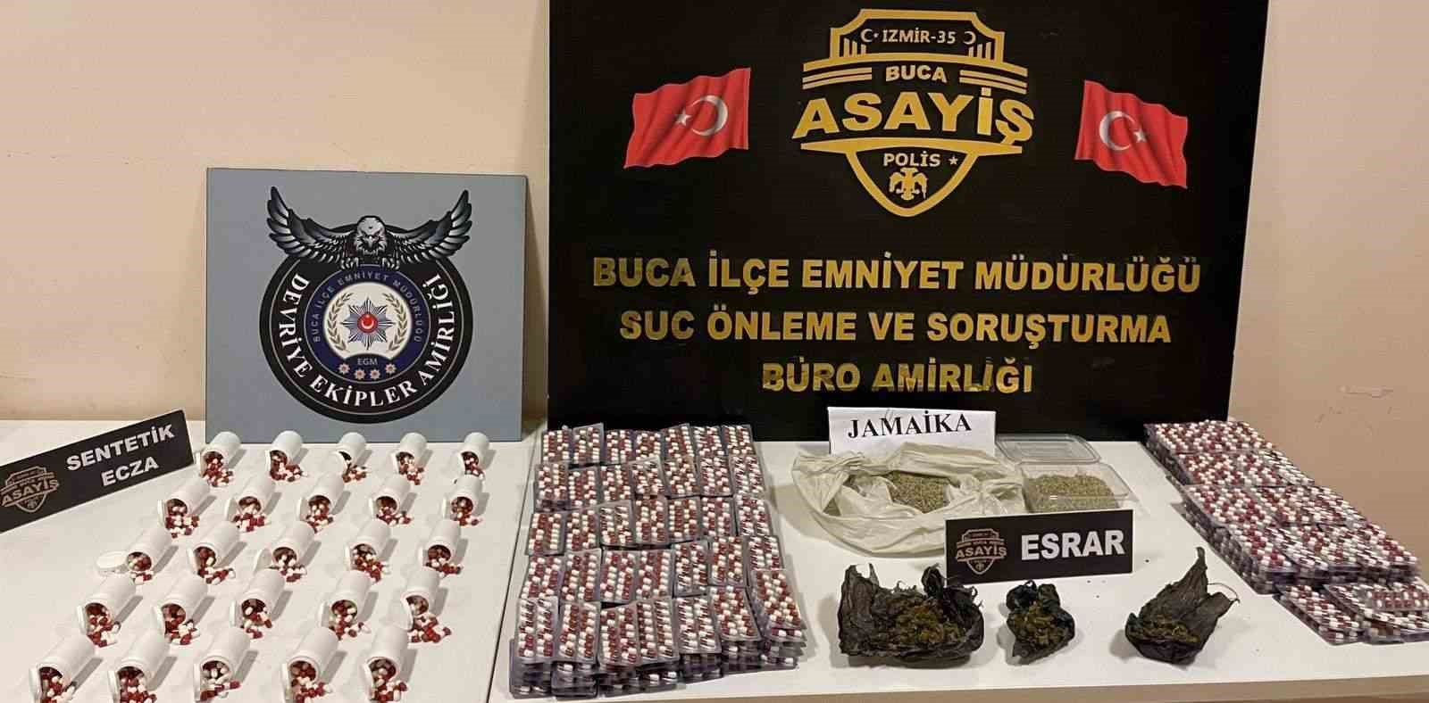 izmirde-uyusturucu-saticisina-operasyon-5-binden-fazla-hapla-yakalandi-MjfQJv1i.jpg