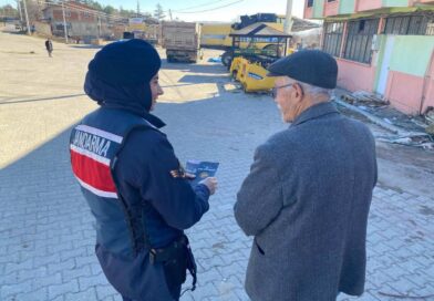 Jandarma kadına şiddetle mücadelede bilgilendirme faaliyetlerini sürdürüyor Jandarma kadına şiddetle mücadelede bilgilendirme faaliyetlerini sürdürüyor