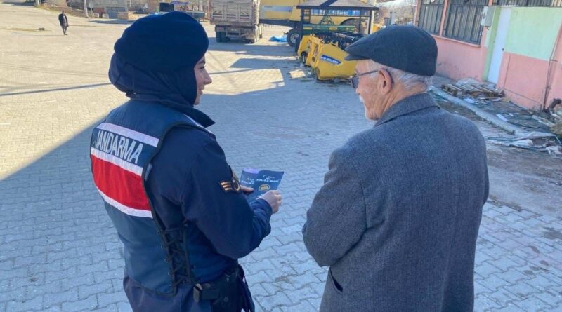 Jandarma kadına şiddetle mücadelede bilgilendirme faaliyetlerini sürdürüyor Jandarma kadına şiddetle mücadelede bilgilendirme faaliyetlerini sürdürüyor