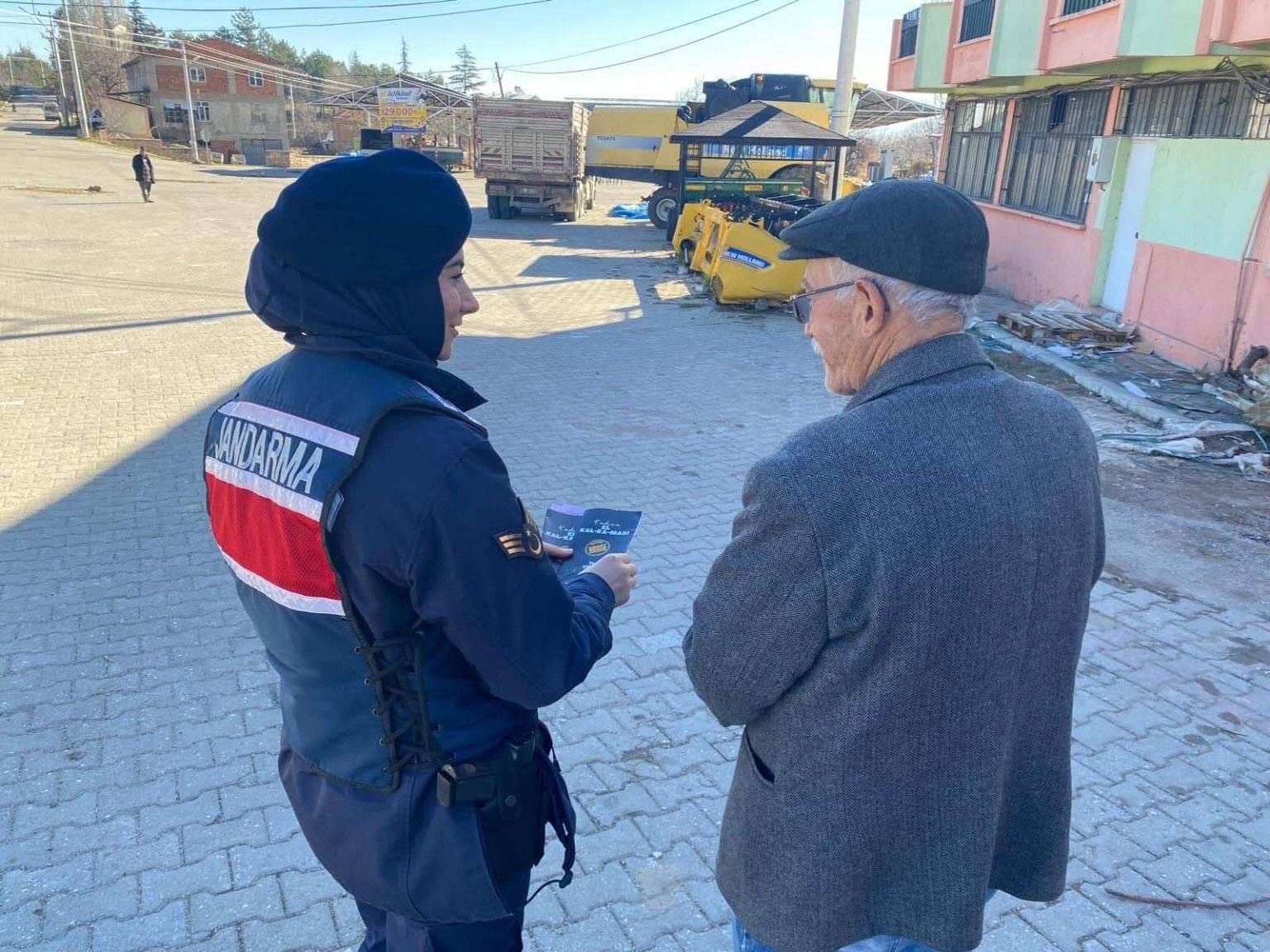 jandarma-kadina-siddetle-mucadelede-bilgilendirme-faaliyetlerini-surduruyor-6pwiFv3b.jpg