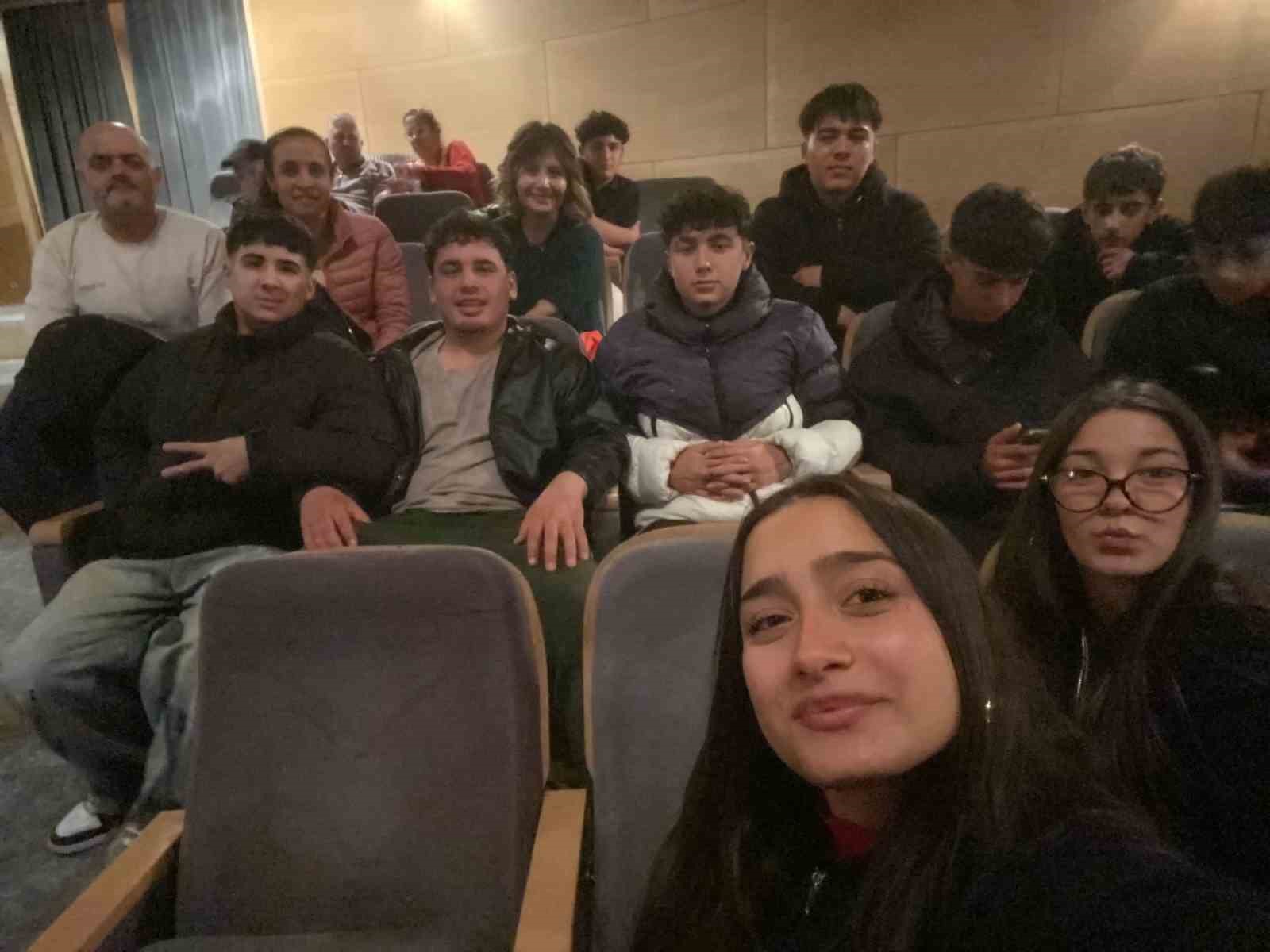 karacasuda-ogrenciler-tiyatroyla-bulustu-SVcfZRey.jpg