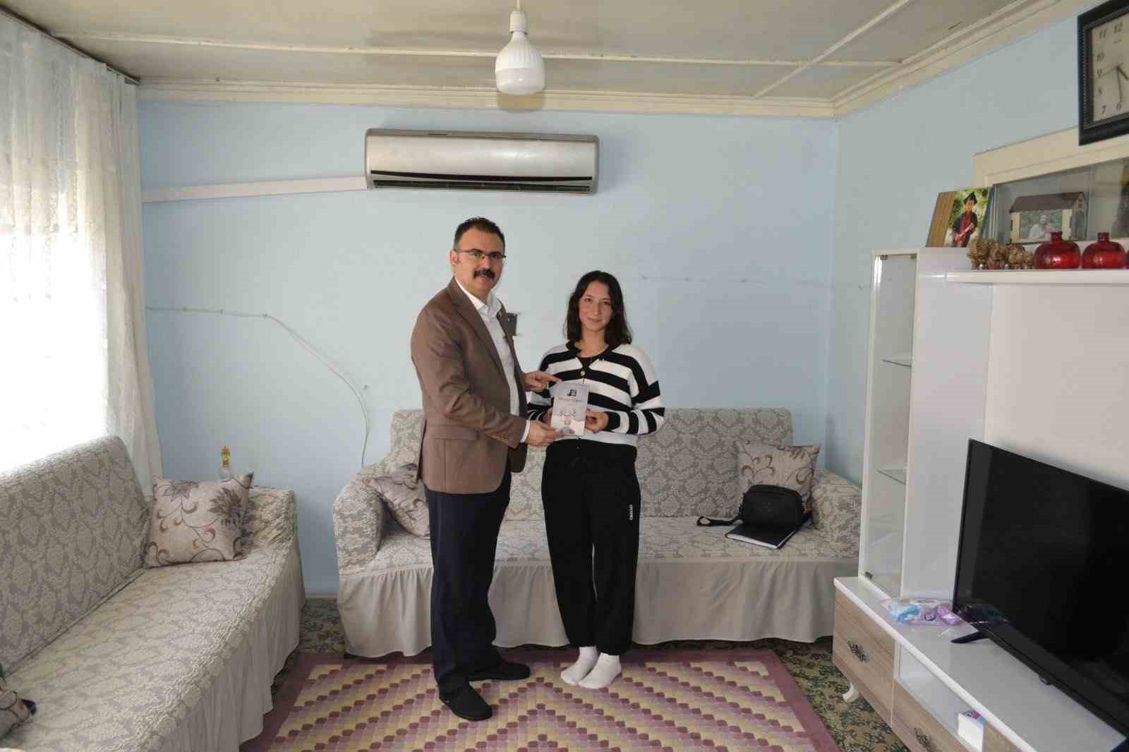 kaymakam-ates-ogrencilerin-misafiri-oldu-4taIQ4aV.jpg