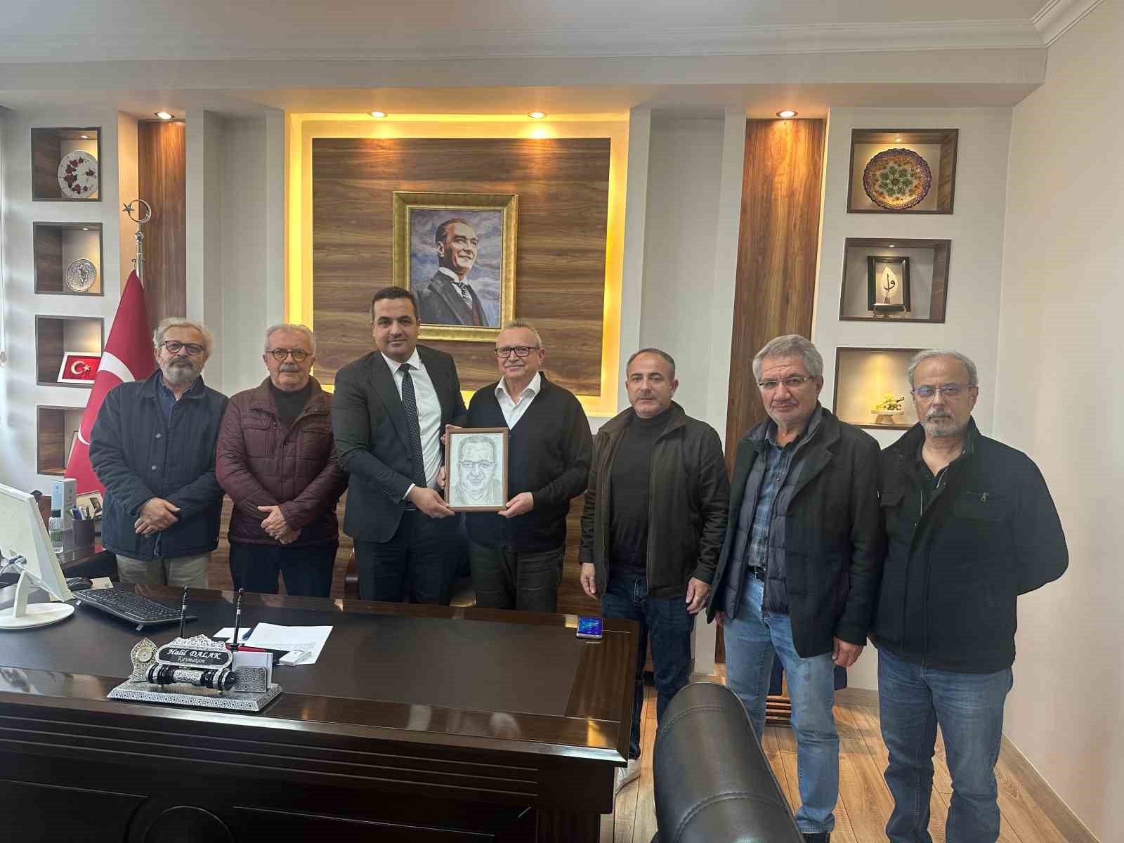 kaymakam-dalaki-duygulandiran-kara-kalem-portre-A7d2NSF1.jpg
