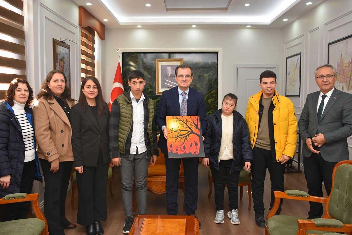 kaymakam-guldogan-ozel-egitim-ogrencilerini-makaminda-agirladi-IC94zjqc.jpg