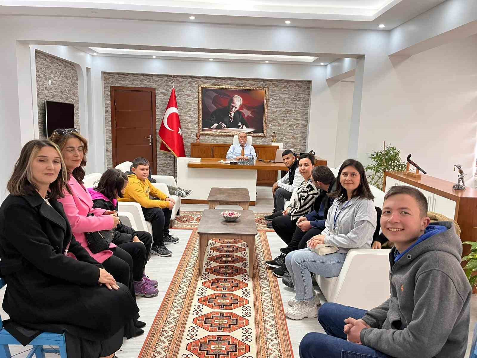 kaymakam-ilhan-ozel-ogrencileri-agirladi-PQRHveJ5.jpg