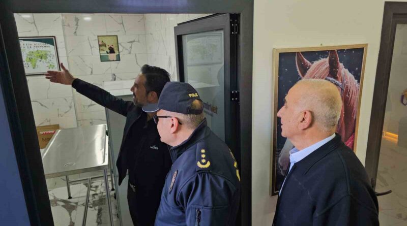 Kaymakam Kan ve Başkan Tetik, Veteriner Kliniği açılışına katıldı Kaymakam Kan ve Başkan Tetik, Veteriner Kliniği açılışına katıldı