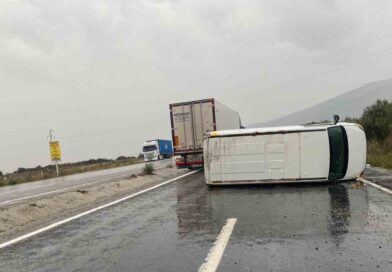 Kontrolden çıkan minibüs devrildi; 1 yaralı Kontrolden çıkan minibüs devrildi; 1 yaralı