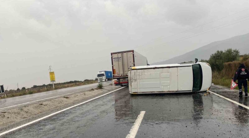 Kontrolden çıkan minibüs devrildi; 1 yaralı Kontrolden çıkan minibüs devrildi; 1 yaralı