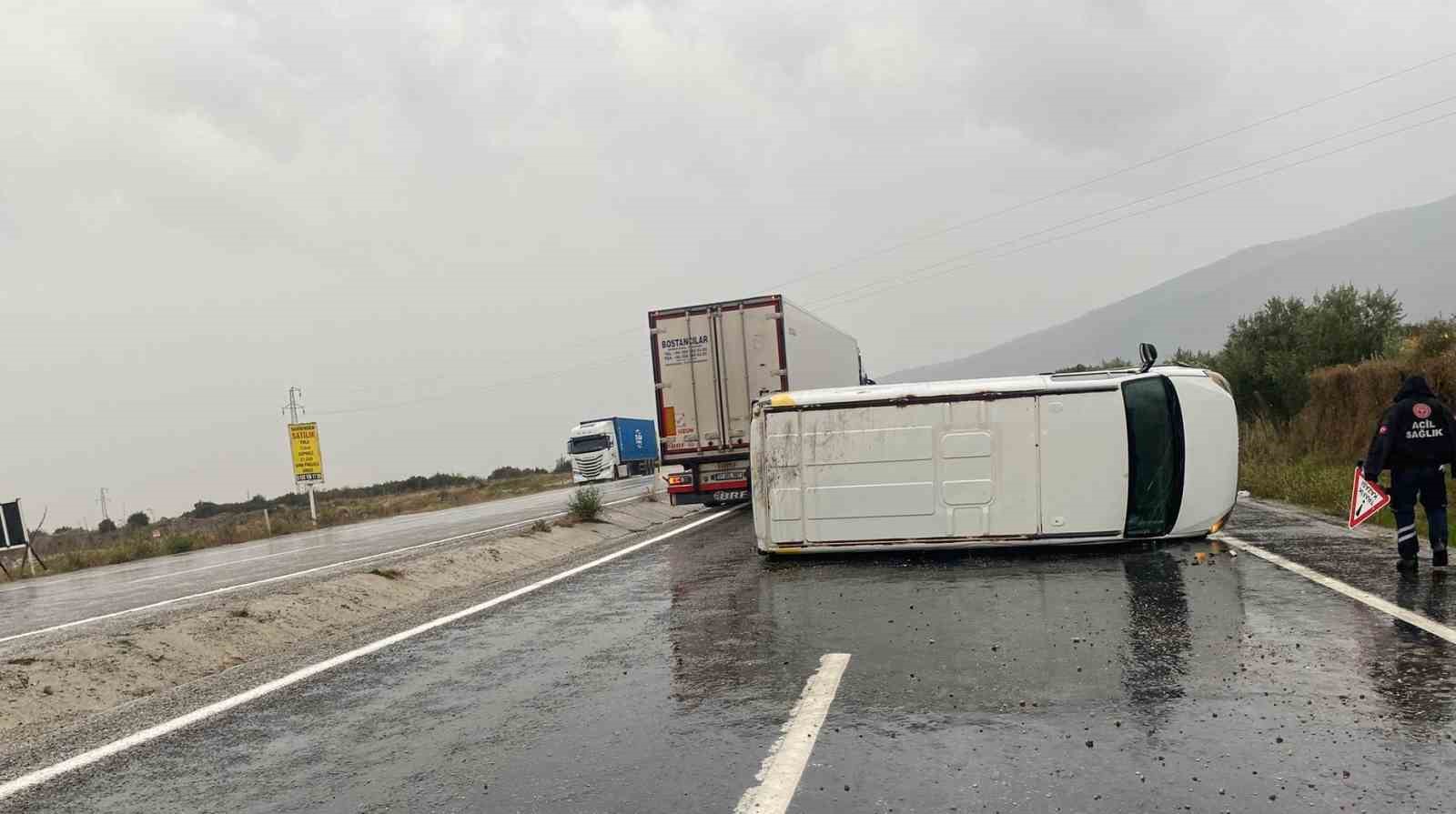 kontrolden-cikan-minibus-devrildi-1-yarali-6gaw2HSI.jpg