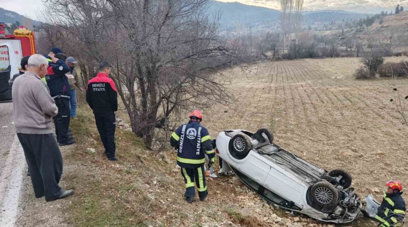 Kontrolden çıkan otomobil tarlaya uçtu; 2 yaralı Kontrolden çıkan otomobil tarlaya uçtu; 2 yaralı