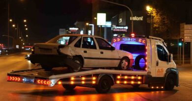 Kontrolden çıkan otomobil zincirleme kazaya neden oldu